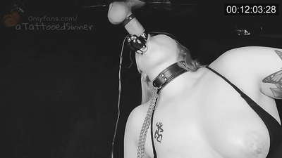 ಗ್ಲೋರಿಹೋಲ್ನಲ್ಲಿ ಪರಿಪೂರ್ಣ ಚೇಕಡಿ ಹಕ್ಕಿಗಳನ್ನು ಹೊಂದಿರುವ ಸುಂದರ ಹುಡುಗಿ